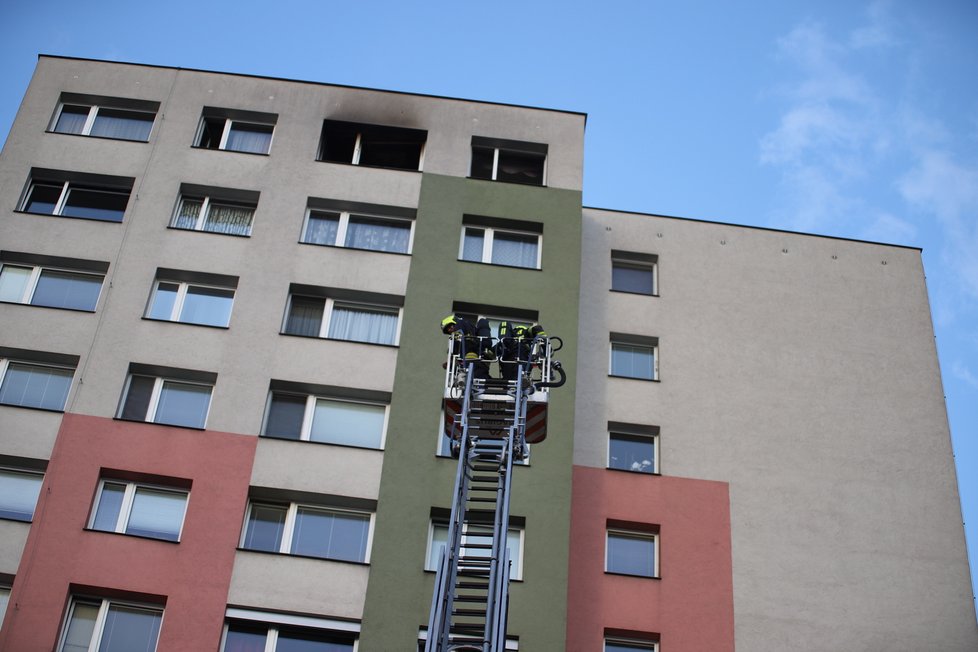 V Praze 3 na adrese V Zahrádkách hořel v neděli 28. června byt. Hasiči museli zasahovat až ve 13. patře.