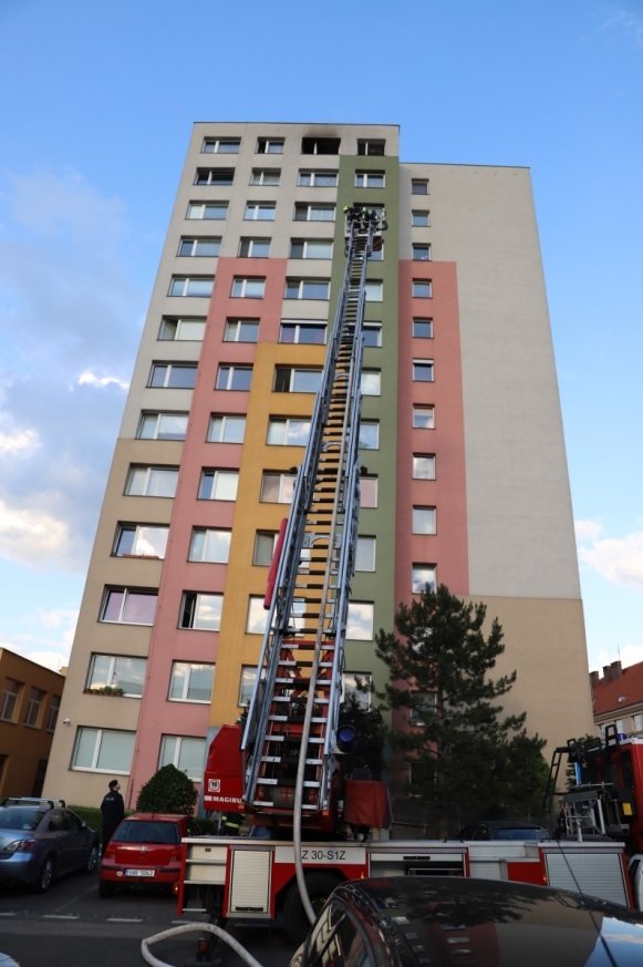 V Praze 3 na adrese V Zahrádkách hořel v neděli 28. června byt. Hasiči museli zasahovat až ve 13. patře.