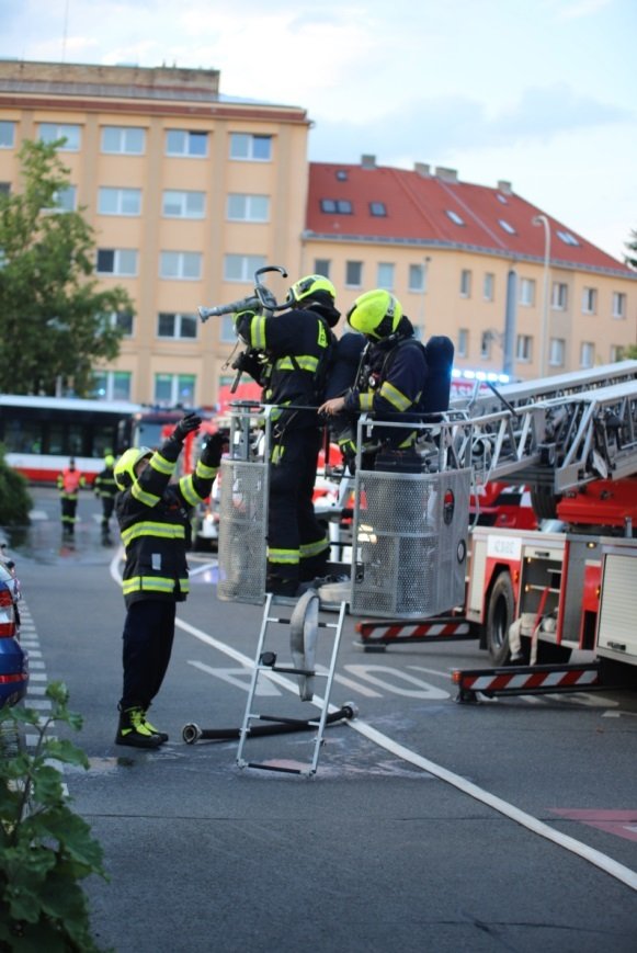 V Praze 3 na adrese V Zahrádkách hořel v neděli 28. června byt. Hasiči museli zasahovat až ve 13. patře.