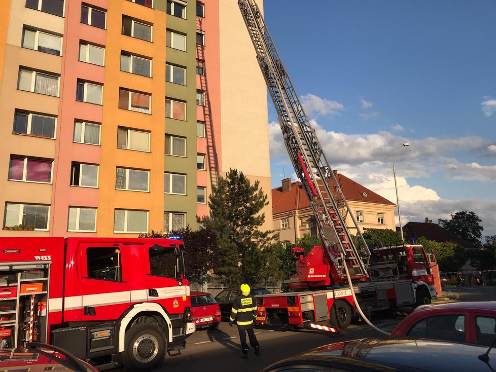 V Praze 3 na adrese V Zahrádkách hořel v neděli 28. června byt. Hasiči museli zasahovat až ve 13. patře.