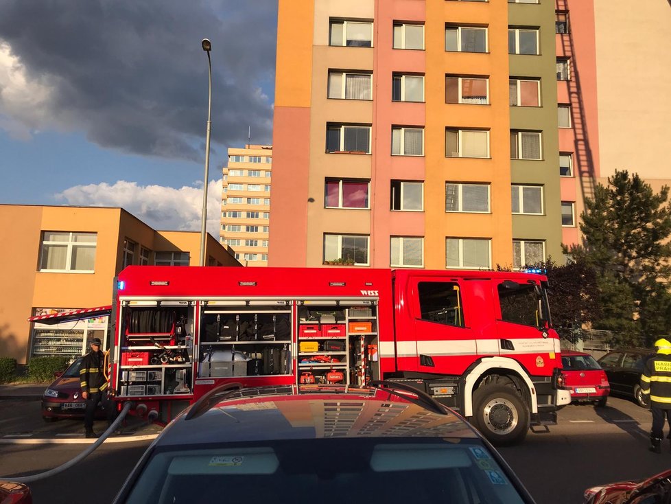 V Praze 3 na adrese V Zahrádkách hořel v neděli 28. června byt. Hasiči museli zasahovat až ve 13. patře.