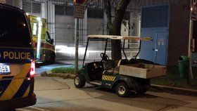 Bizarní nehoda u Žižkovské věže: Žena bourala v golfovém vozíku se smetím