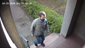 Policisté hledají zloděje, který v Praze 4 okradl ženu.