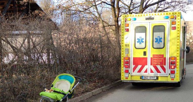 V Praze 4 smetlo auto maminku s kočárkem: Ve vozítku bylo rok a půl staré dítě