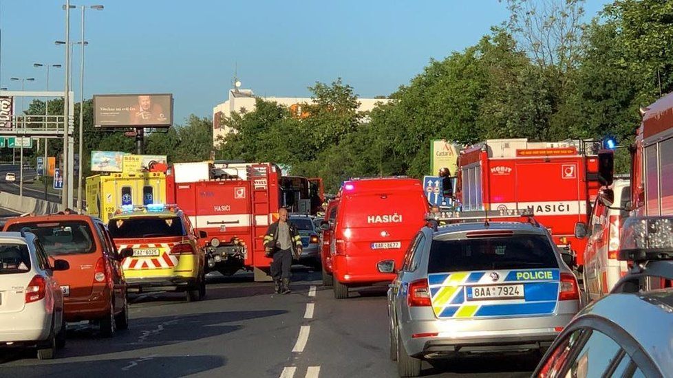 V ulici 5. května došlo v neděli večer k hromadné nehodě. Provoz po silnici byl ve směru z centra dočasně uzavřený.