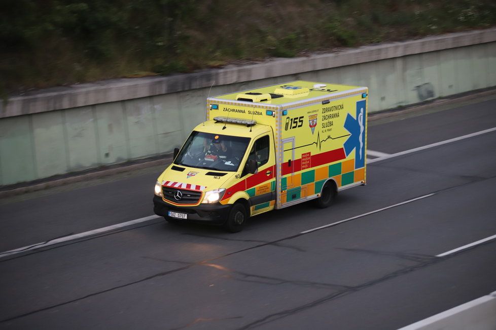 Nezletilého chlapce zachraňovali středočeští záchranáři. Začínaly mu sehláhat orgány. 