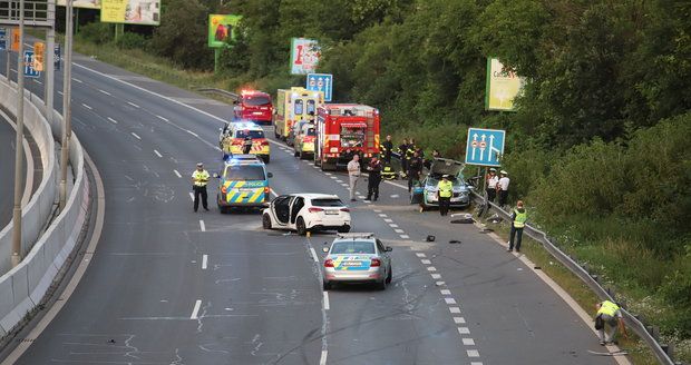 V ulici 5. května došlo v neděli večer k hromadné nehodě. Provoz po silnici byl ve směru z centra dočasně uzavřený.