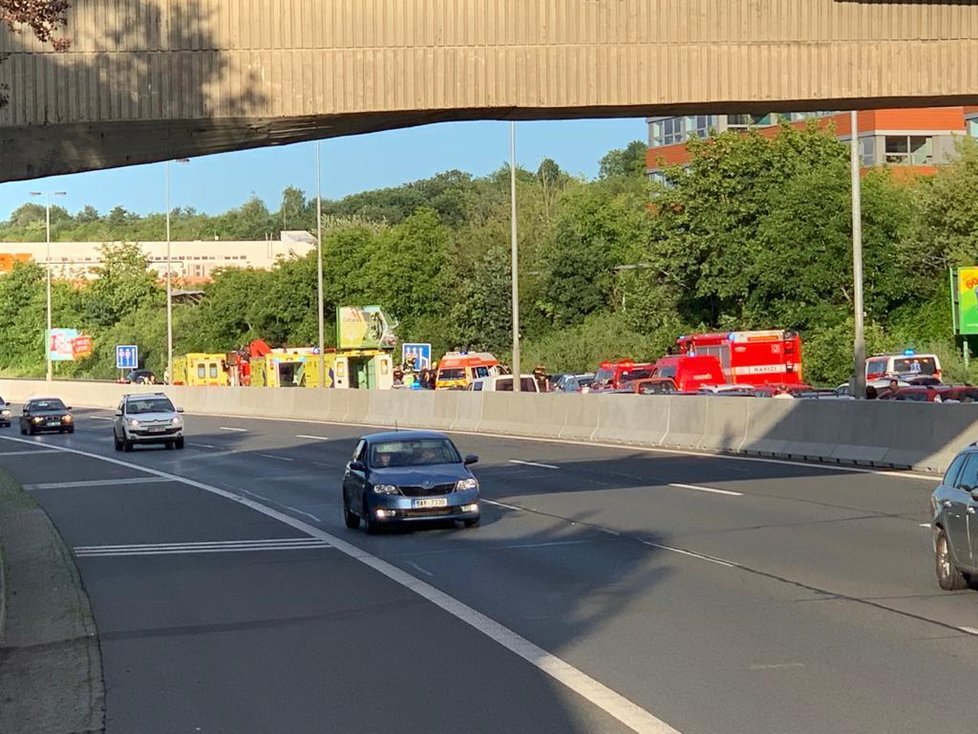 V ulici 5. května došlo v neděli večer k hromadné nehodě. Provoz po silnici byl ve směru z centra dočasně uzavřený.