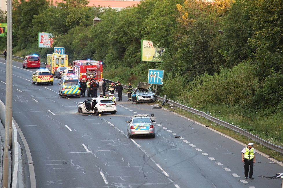 V ulici 5. května došlo v neděli večer k hromadné nehodě. Provoz po silnici byl ve směru z centra dočasně uzavřený.