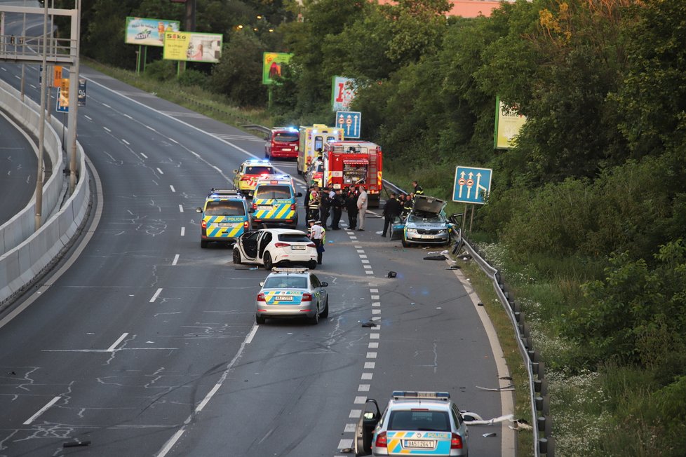 V ulici 5. května došlo v neděli večer k hromadné nehodě. Provoz po silnici byl ve směru z centra dočasně uzavřený.