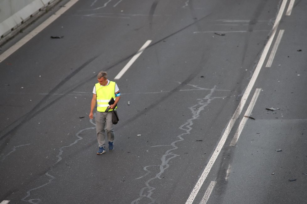 V ulici 5. května došlo v neděli večer k hromadné nehodě. Provoz po silnici byl ve směru z centra dočasně uzavřený.