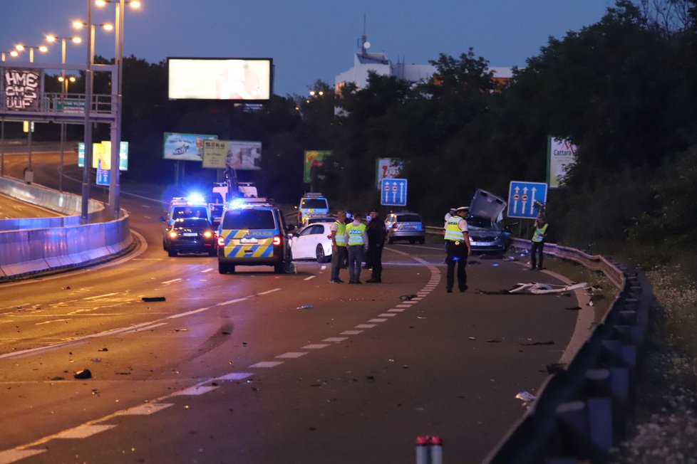 V ulici 5. května došlo v neděli večer k hromadné nehodě. Provoz po silnici byl ve směru z centra dočasně uzavřený.