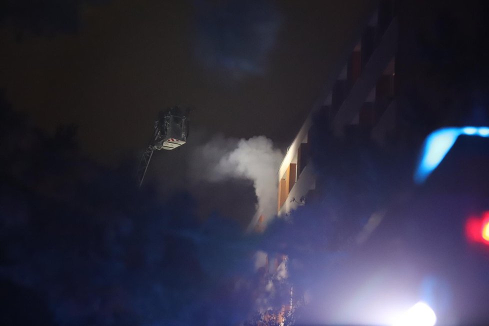 V Kovařovicově ulici v Praze 4 hořel 25. 11. 2020 byt v panelovém domě.