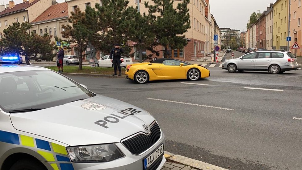 Prahou se řítil opilý řidič luxusního lamborghini. Srazil dva chodce a naboural několik aut.