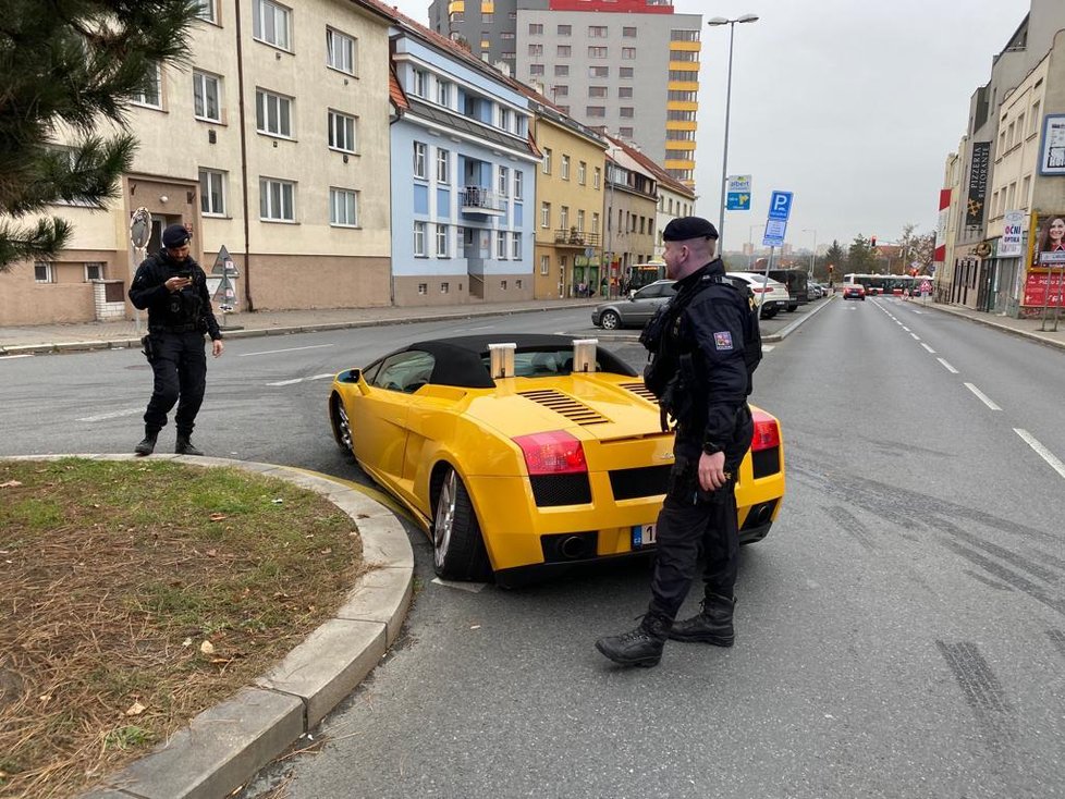 Prahou se řítil opilý řidič luxusního lamborghini. Srazil dva chodce a naboural několik aut.