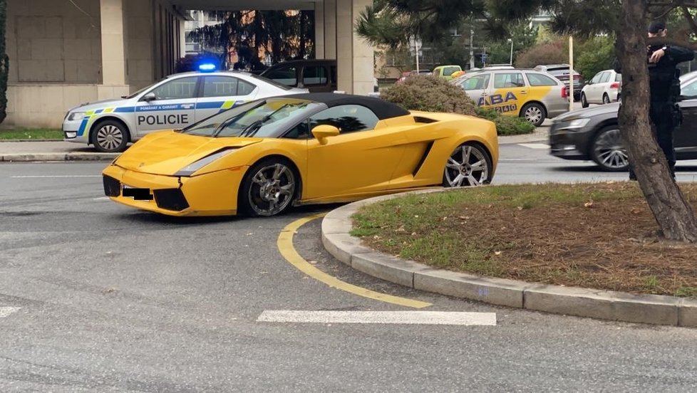 Prahou se řítil opilý řidič luxusního lamborghini. Srazil dva chodce a naboural několik aut.