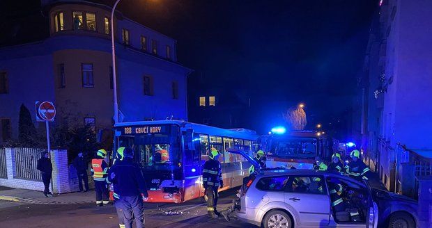 V Praze 4 se srazil autobus s autem: Čtyři lidé se zranili