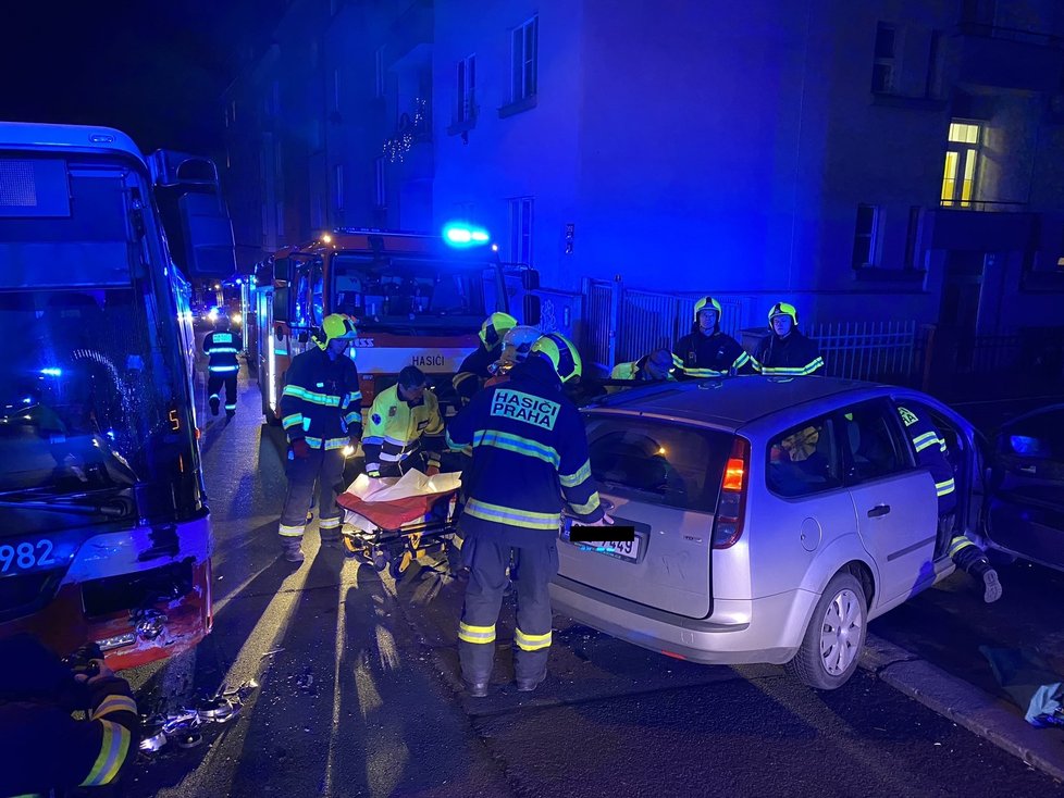 V Praze 4 došlo k nehodě autobusu a automobilu.