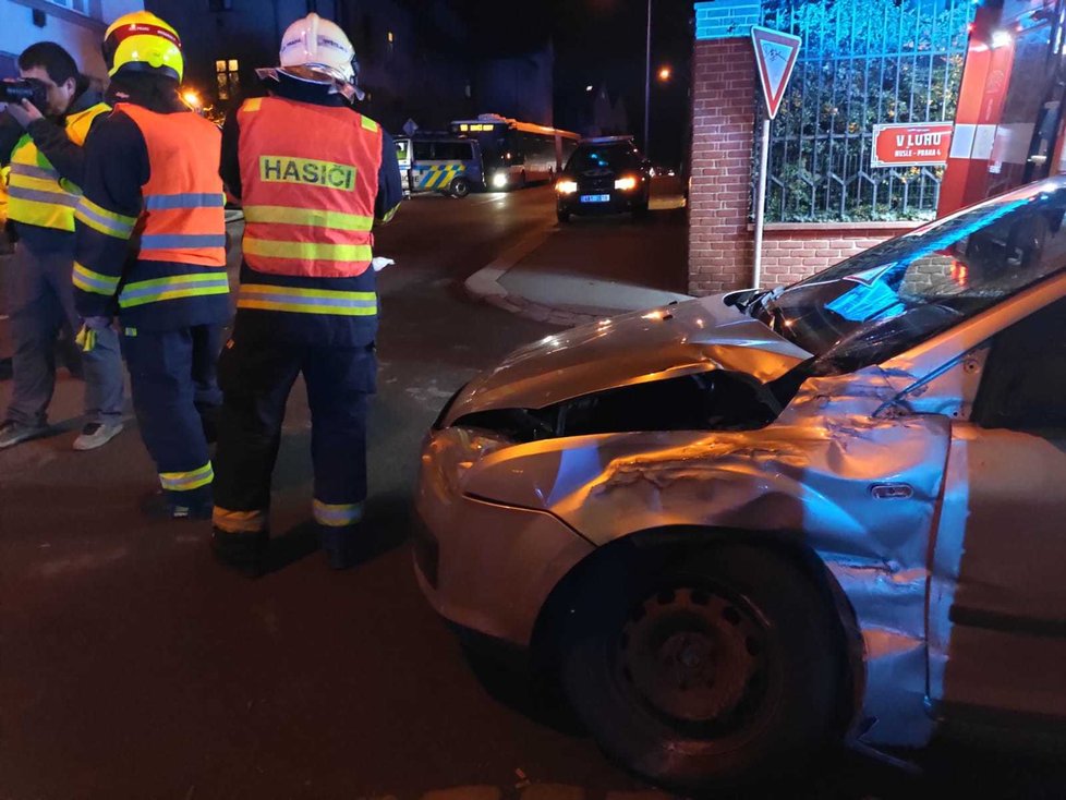 V Praze 4 došlo k nehodě autobusu a automobilu.