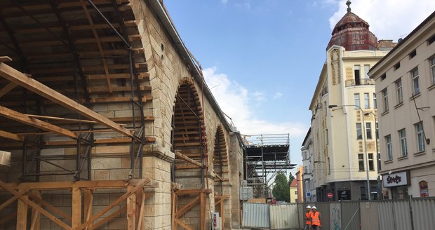 Jedinečný pohled na probíhající opravu Negrelliho viaduktu.