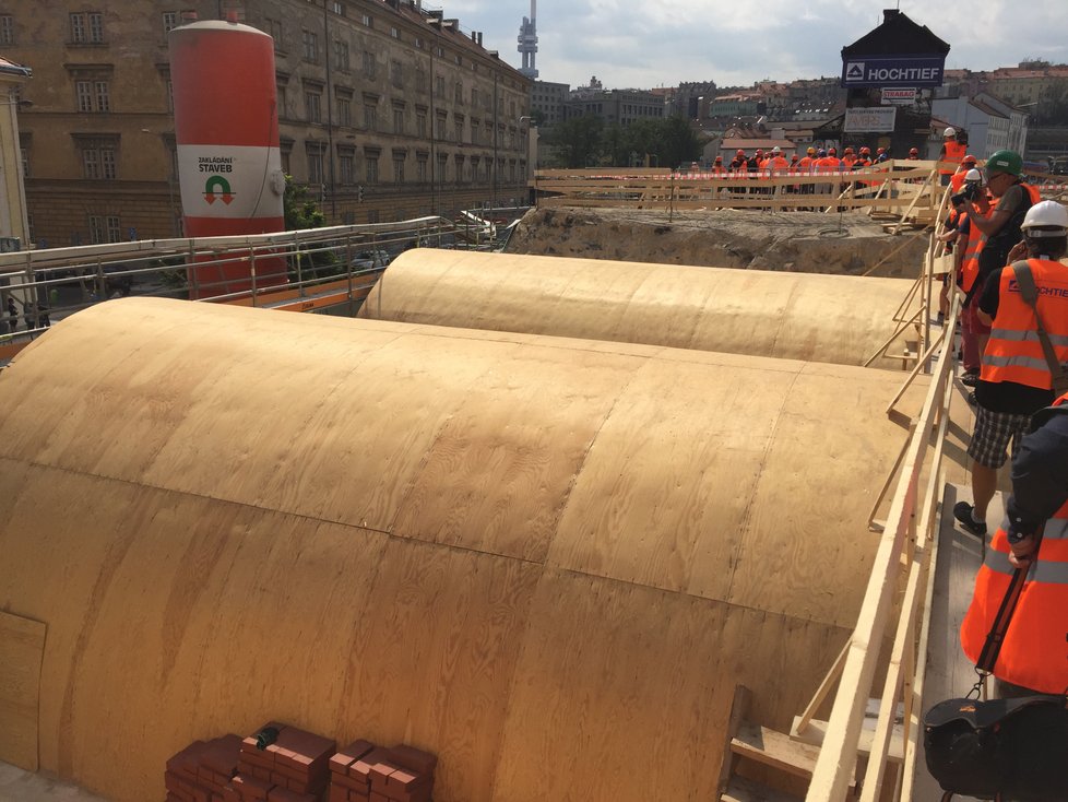 Jedinečný pohled na probíhající opravu Negrelliho viaduktu.