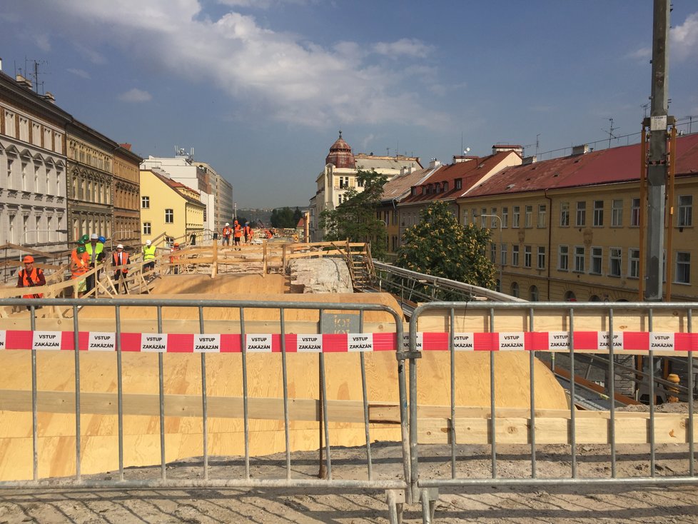 Jedinečný pohled na probíhající opravu Negrelliho viaduktu.