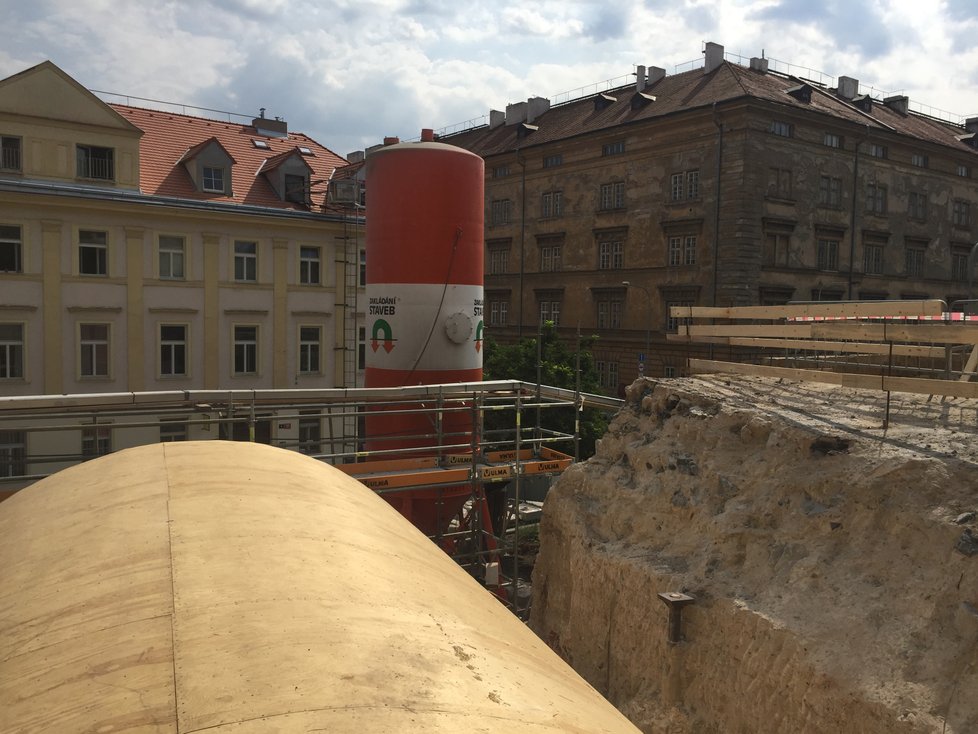 Jedinečný pohled na probíhající opravu Negrelliho viaduktu.