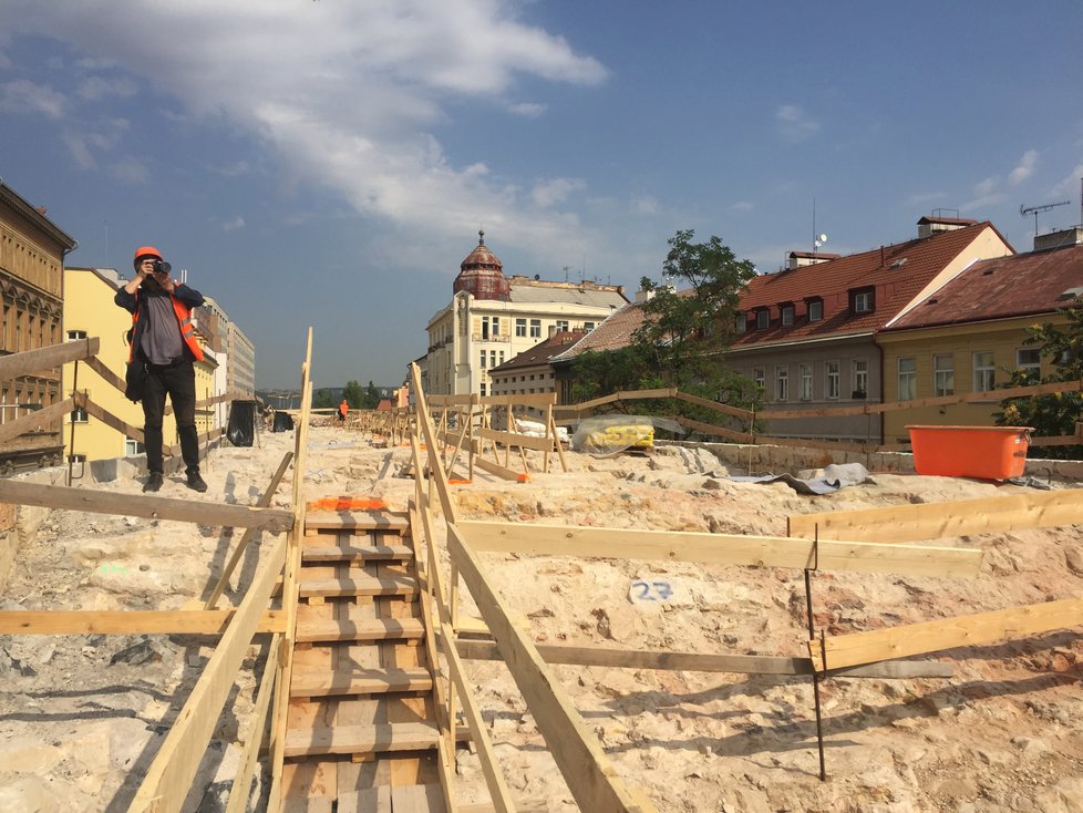 Jedinečný pohled na probíhající opravu Negrelliho viaduktu.