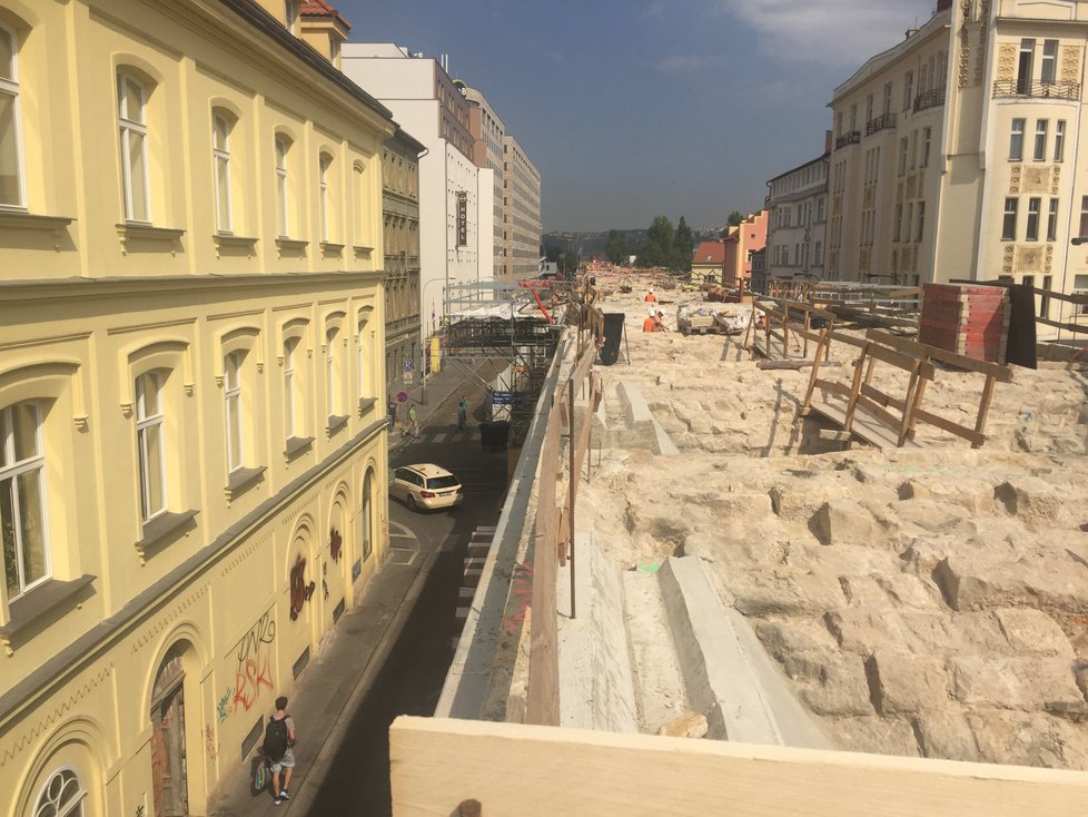 Jedinečný pohled na probíhající opravu Negrelliho viaduktu.