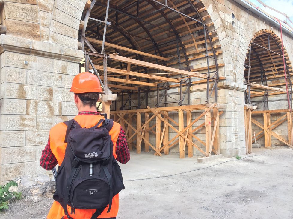 Jedinečný pohled na probíhající opravu Negrelliho viaduktu.