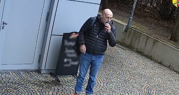 Muž našel batoh odložený ve stravovacím prostoru obchodního centra na Praze 4.
