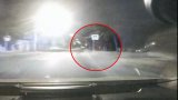 VIDEO: Prozradila ho vypnutá světla v noci. Strážníci z Prahy 4 zadrželi opilého řidiče