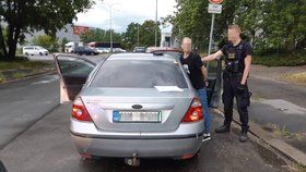 Policisté během několika minut zadrželi feťáka i dealera.