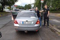 Dvě mouchy jednou ranou! Policisté chytli během pár minut narkomana i dealera. Prozradila je náhoda