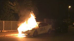 V Krči hořelo auto s nápisem Uber.