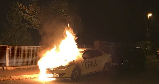 Byla to pomsta taxikářů? V Krči hořelo auto s nápisem „Uber"