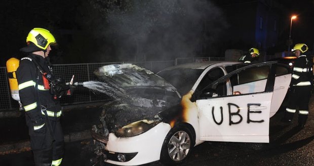 V Krči hořelo auto s nápisem Uber.