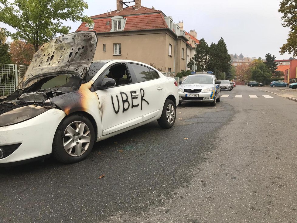 V Krči hořelo auto s nápisem Uber.