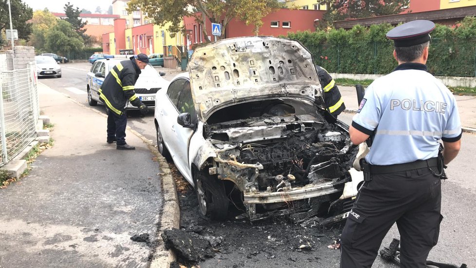 V Krči hořelo auto s nápisem Uber.