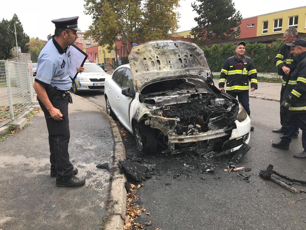 V Krči hořelo auto s nápisem Uber.