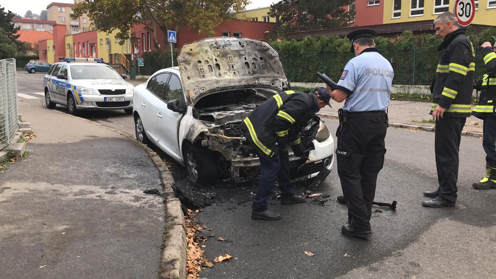 V Krči hořelo auto s nápisem Uber.