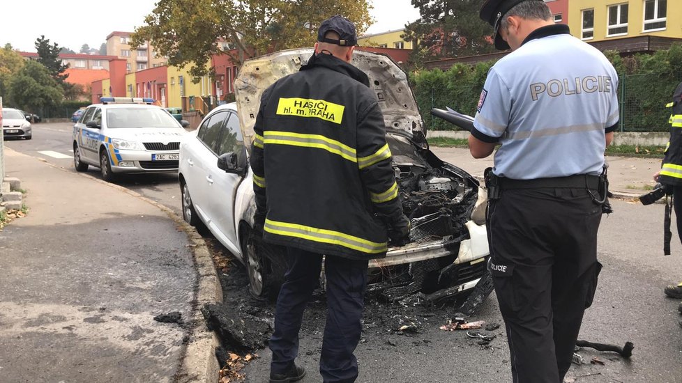 V Krči hořelo auto s nápisem Uber.