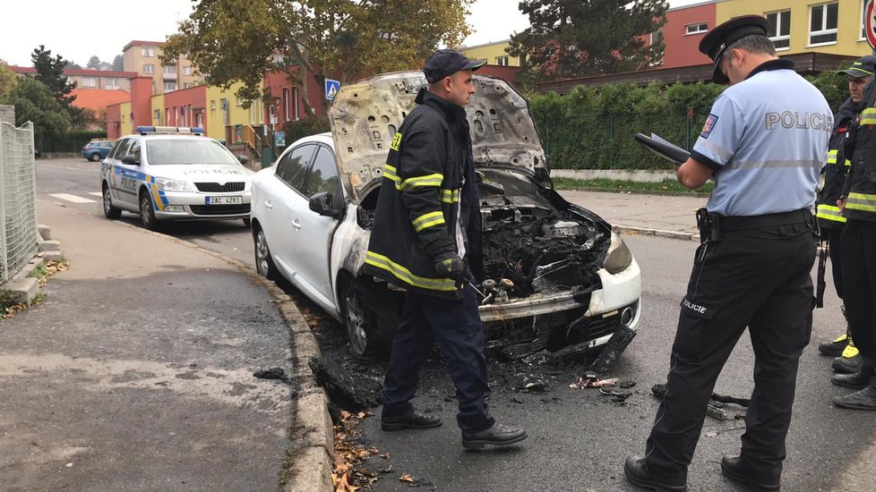 V Krči hořelo auto s nápisem Uber.