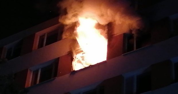 V Kovařovicově ulici v Praze 4 hořel 25. 11. 2020 byt v panelovém domě.