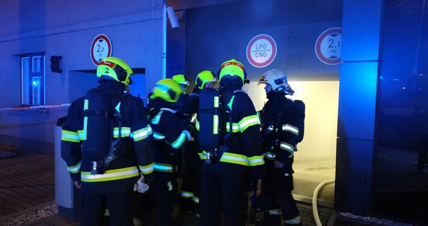 Hasiči bojovali s požárem ve smíchovském hotelu.