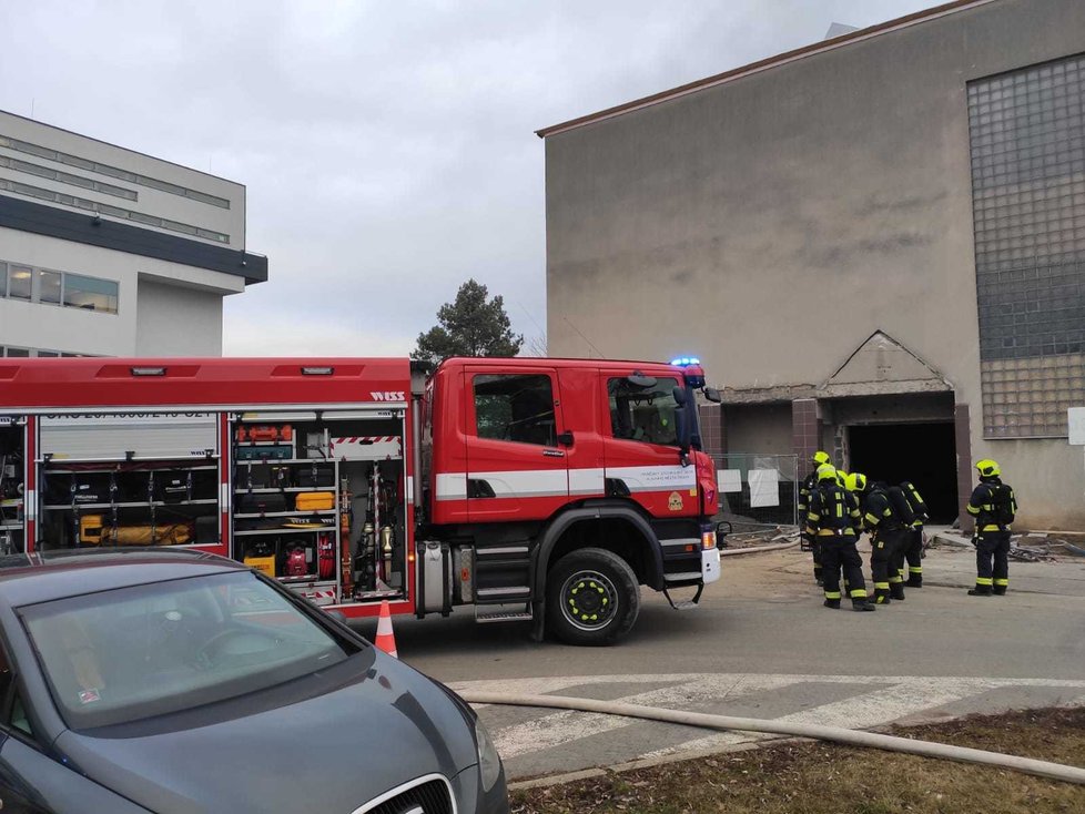 Pražští hasiči zasahovali u požáru v barrandovském filmovém ateliéru. Z objektu museli evakuovat pět osob.