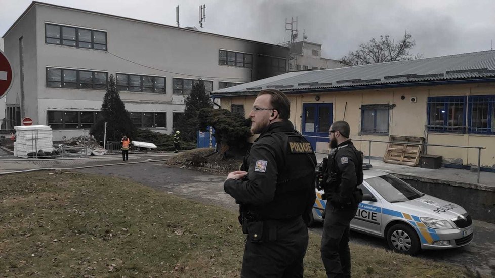 Pražští hasiči zasahovali u požáru v barrandovském filmovém ateliéru. Z objektu museli evakuovat pět osob.