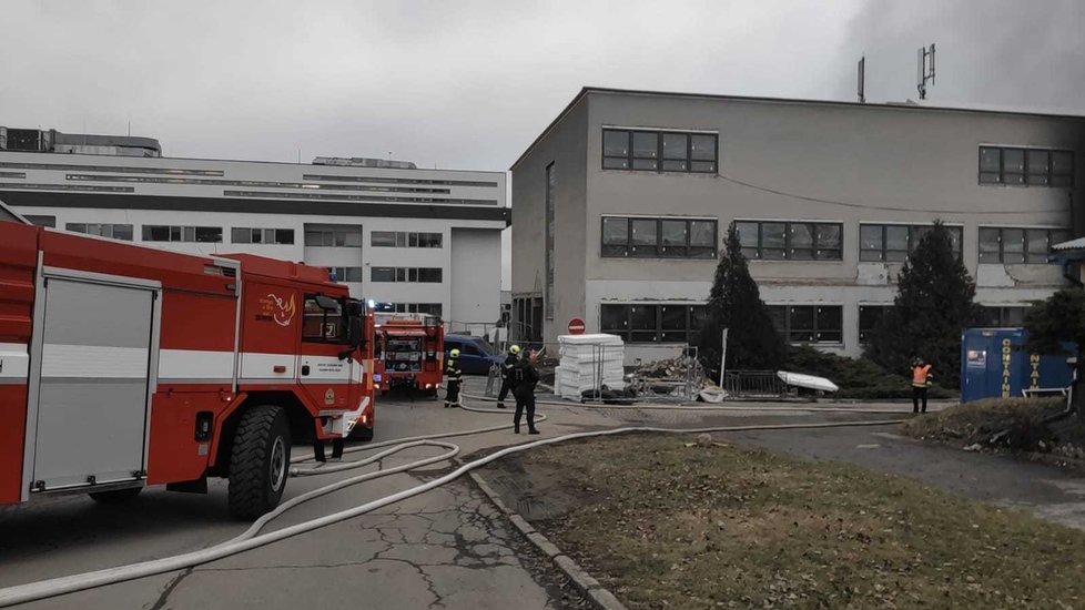 Pražští hasiči zasahovali u požáru v barrandovském filmovém ateliéru. Z objektu museli evakuovat pět osob.