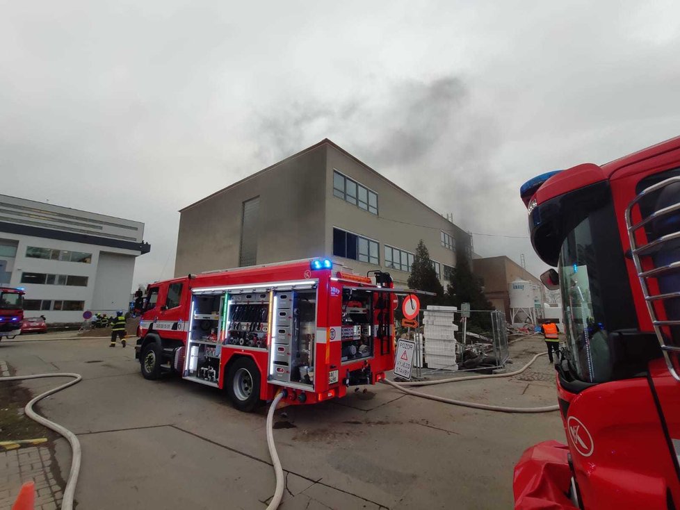 Pražští hasiči zasahovali u požáru v barrandovském filmovém ateliéru. Z objektu museli evakuovat pět osob.