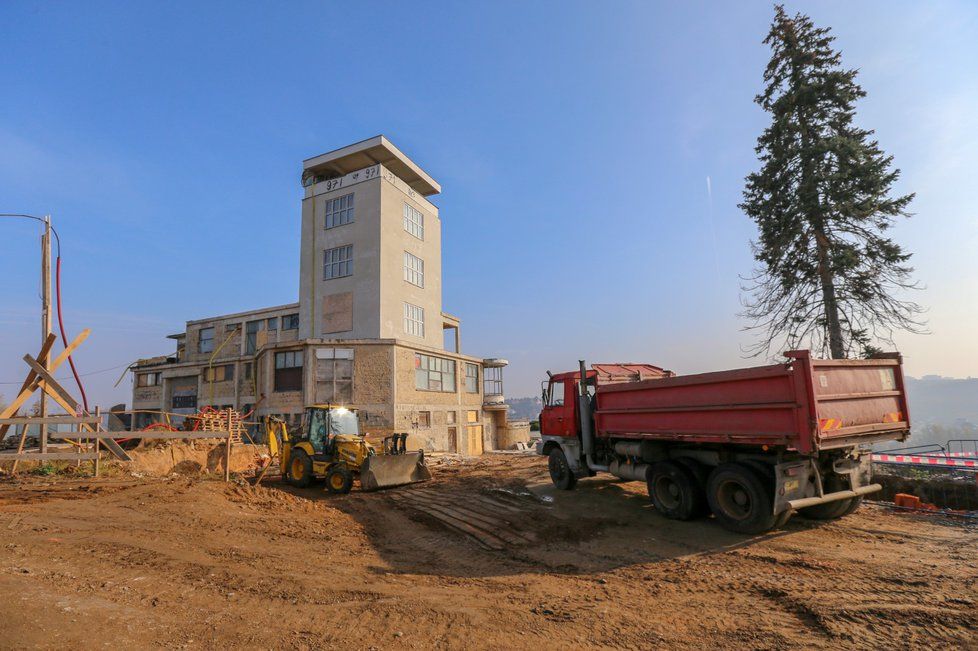 Barrandovské terasy: Areálu dominuje funkcionalistická vyhlídková restaurace Terasy Barrandov od architekta Maxe Urbana.